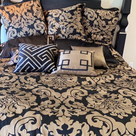 Michael Amini King Size Bedding - Picture 2 of 9